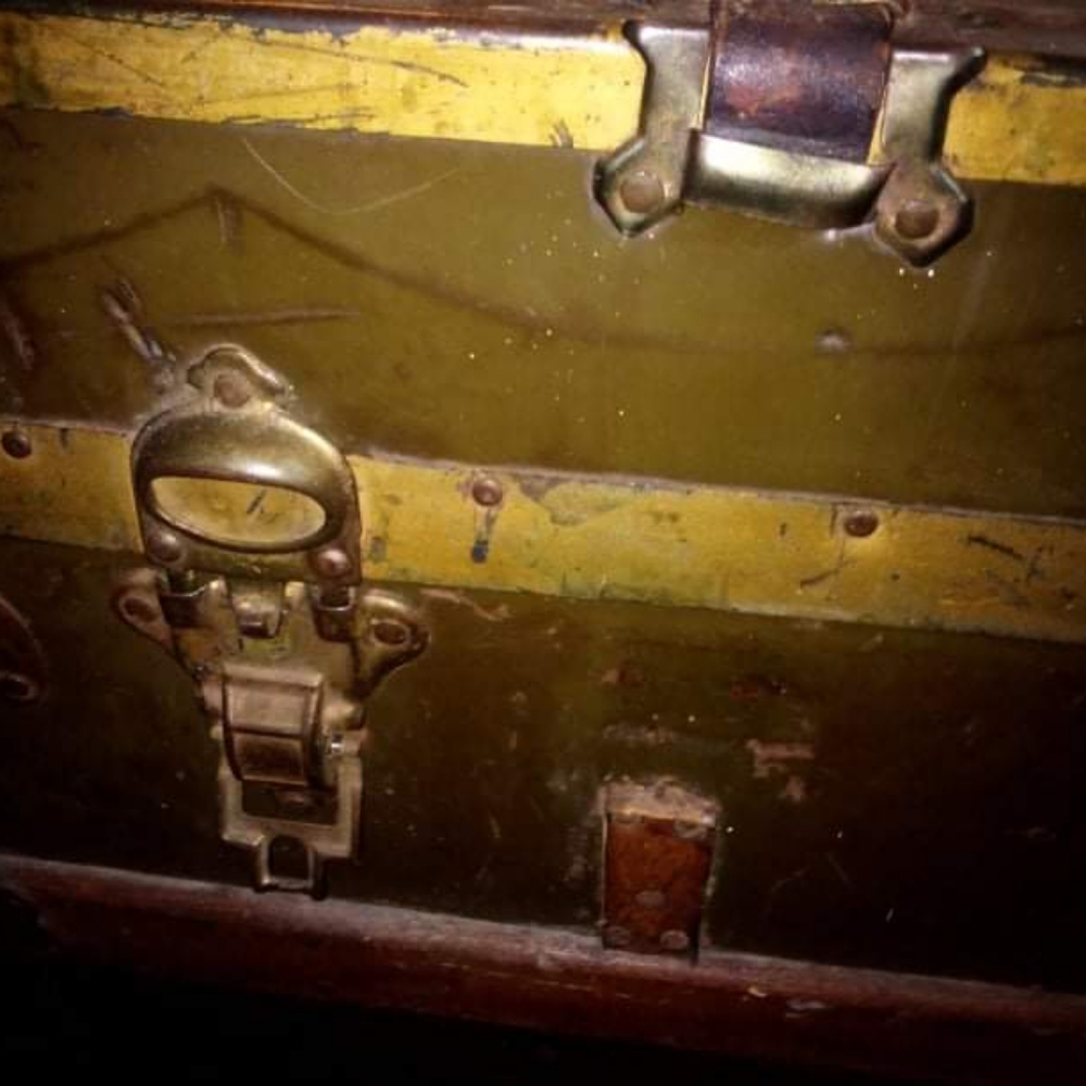 Old trunk DIY furniture project